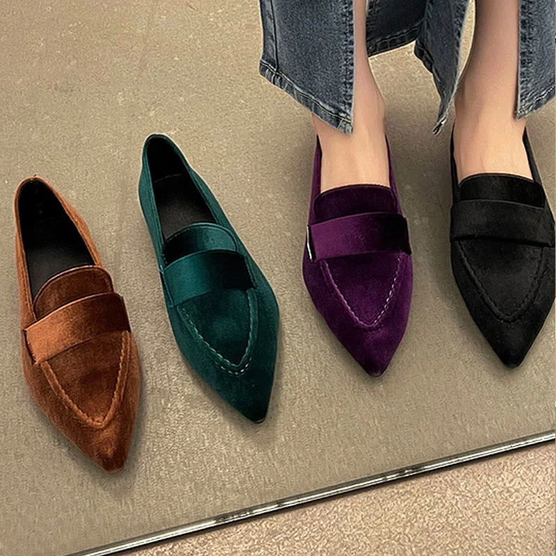 Vue de dessus des mocassins pointus en velours