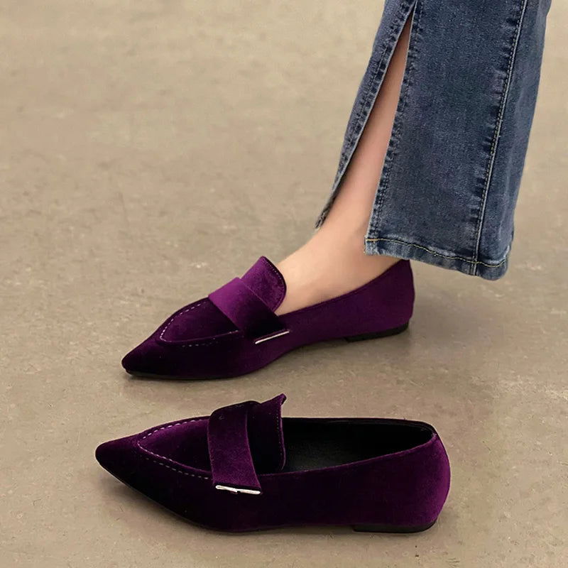 Vue latérale de mocassins femme en velours doux
