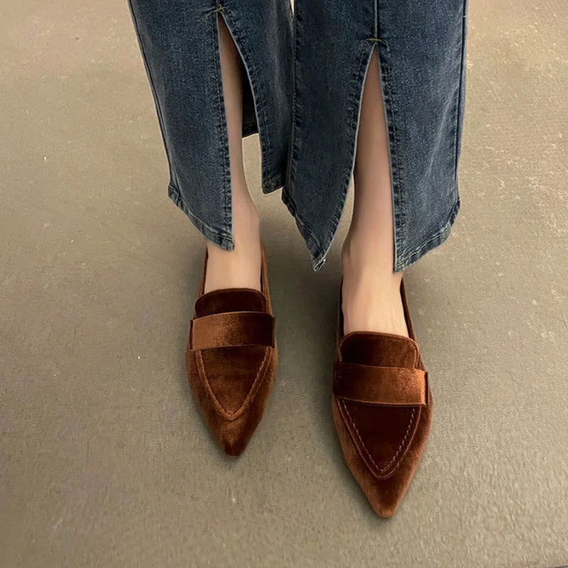 Détail du bout pointu des mocassins élégants