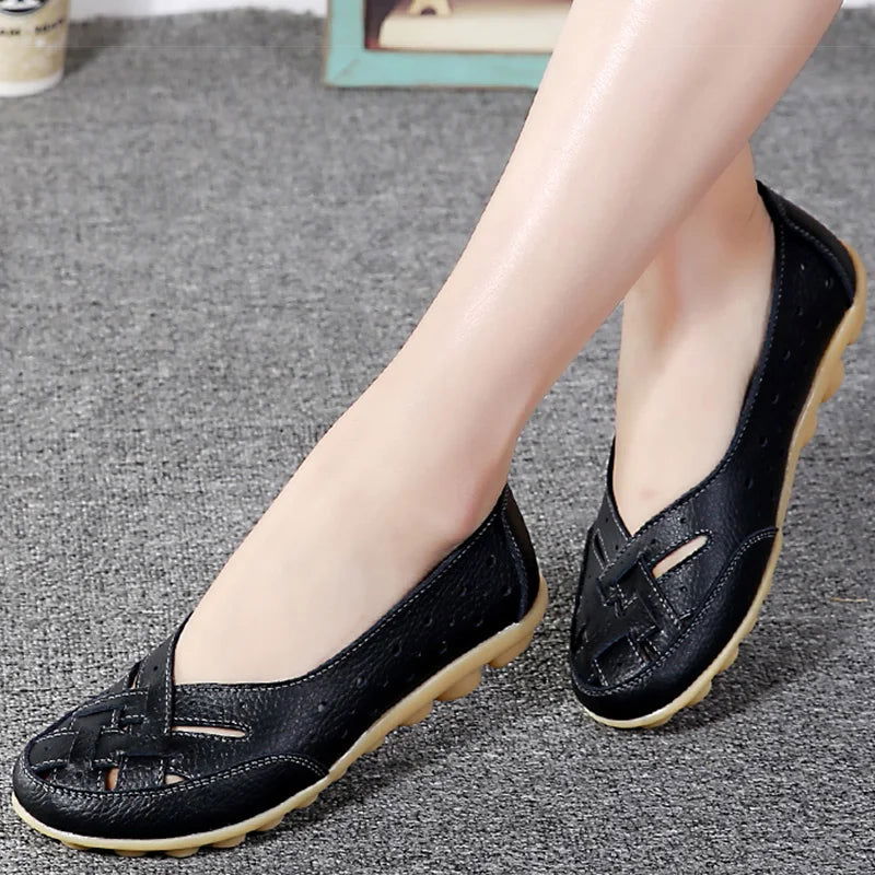 Mocassins légers et aérés posés sur une surface en bois