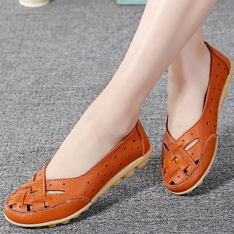Mocassins en cuir perforé vue de côté sur fond blanc