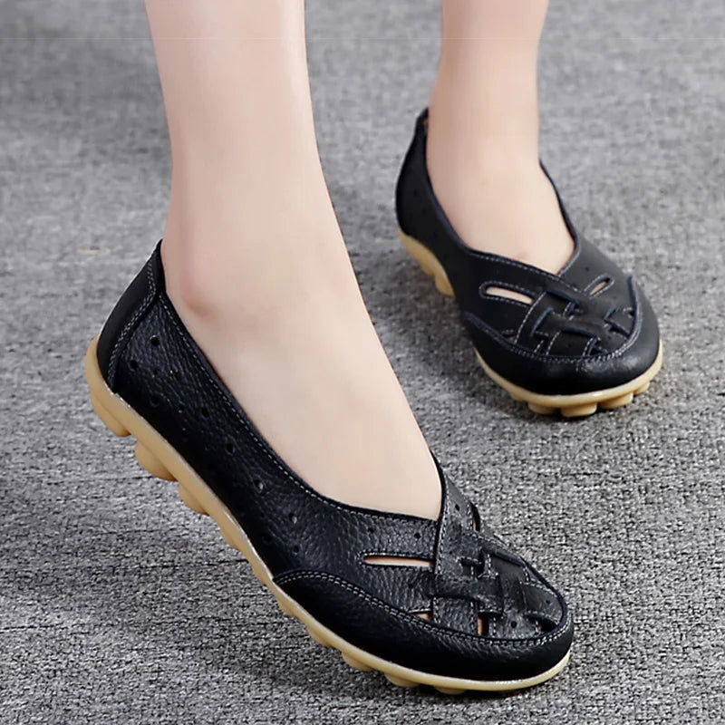 Détail des perforations sur le dessus des mocassins