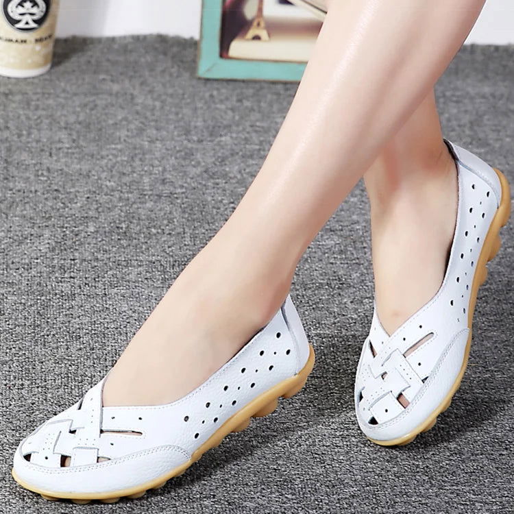 Mocassins enfilés sur un pied, montrant l'ajustement parfait