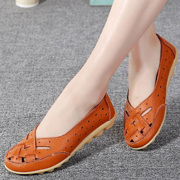 Mocassins posés en extérieur sur un chemin pavé