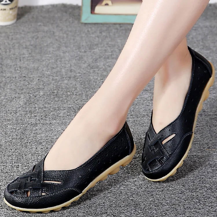 Mocassins en cuir perforé avec semelle flexible en gros plan