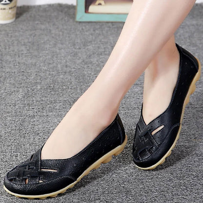 Mocassins en cuir perforé avec semelle flexible en gros plan