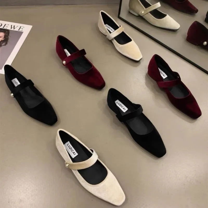 Vue latérale des mocassins, détail perlé sur la bride
