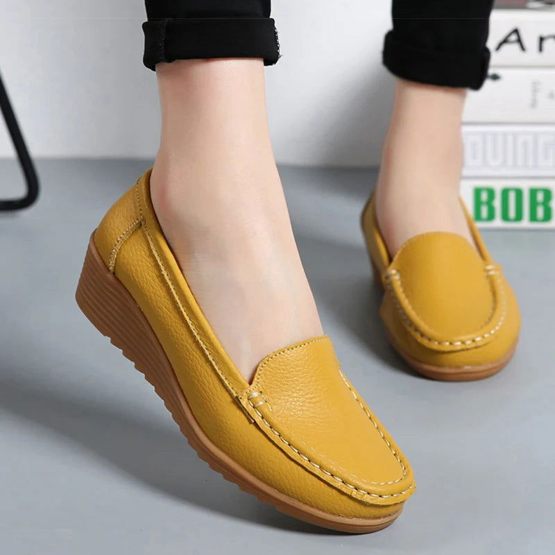 Vue de dessus des mocassins, montrant les coutures apparentes