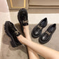 Vue de profil de mocassins avec semelle épaisse crantée