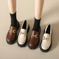 Chaussures beige avec chaîne dorée et semelle crantée