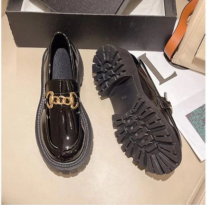 Mocassins en simili cuir beige, chaîne dorée visible