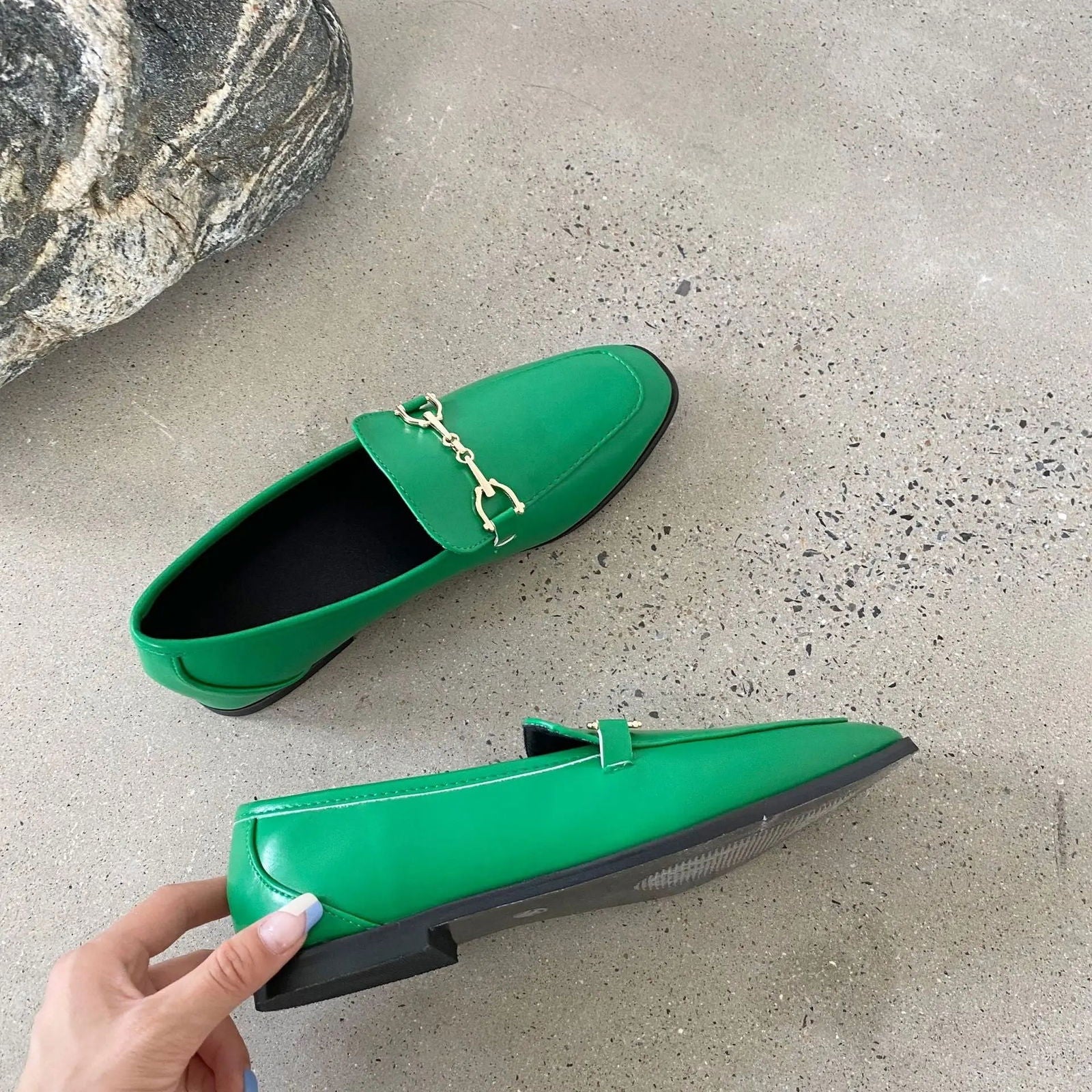 Vue latérale des mocassins en cuir avec ornement métallique