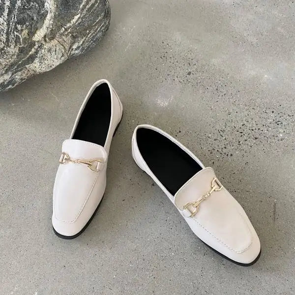 Détail métallique doré sur mocassins, ajout chic et moderne