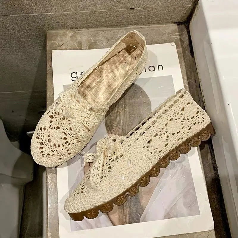 Vue de profil des mocassins ajourés style bohème