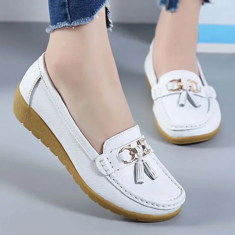 Gros plan sur le bijou doré des mocassins