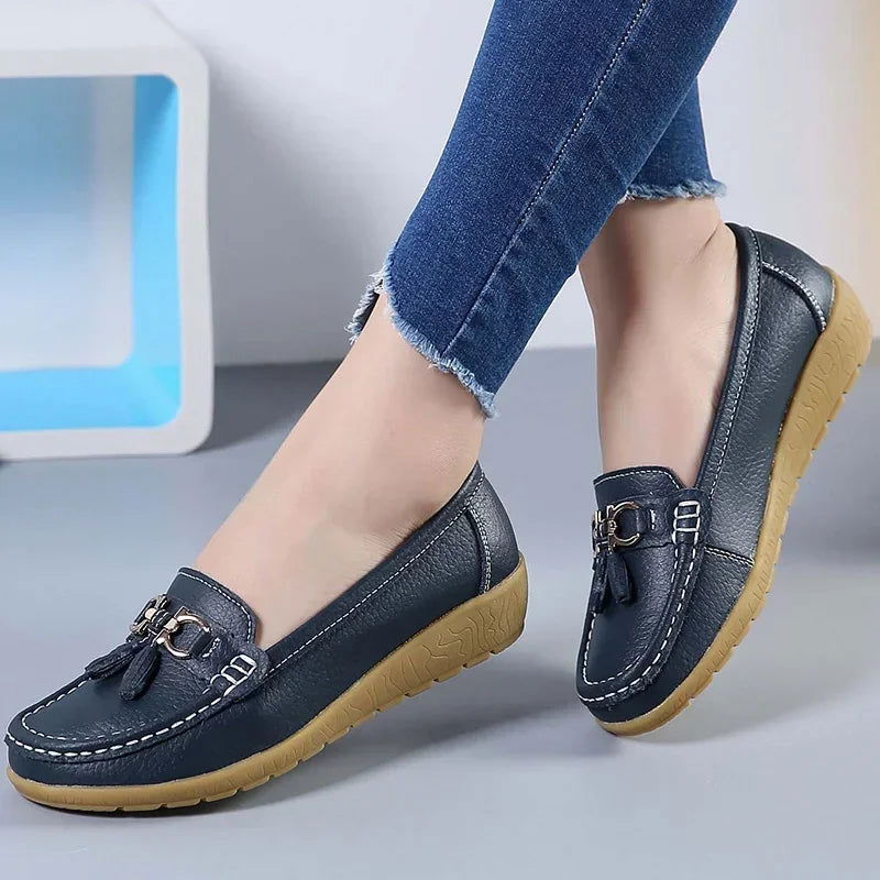 Vue latérale de mocassins avec pompons élégants