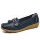 Détail des pompons sur le dessus des mocassins