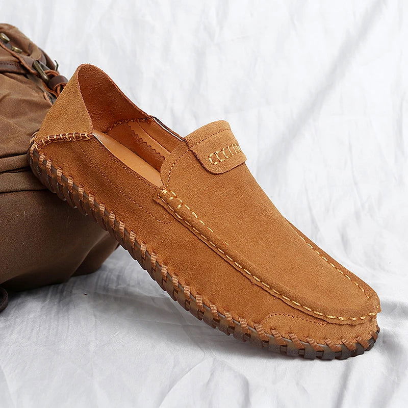 Vue arrière des mocassins soulignant le design épuré