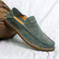 Mocassins en daim souple avec coutures apparentes, vue de côté
