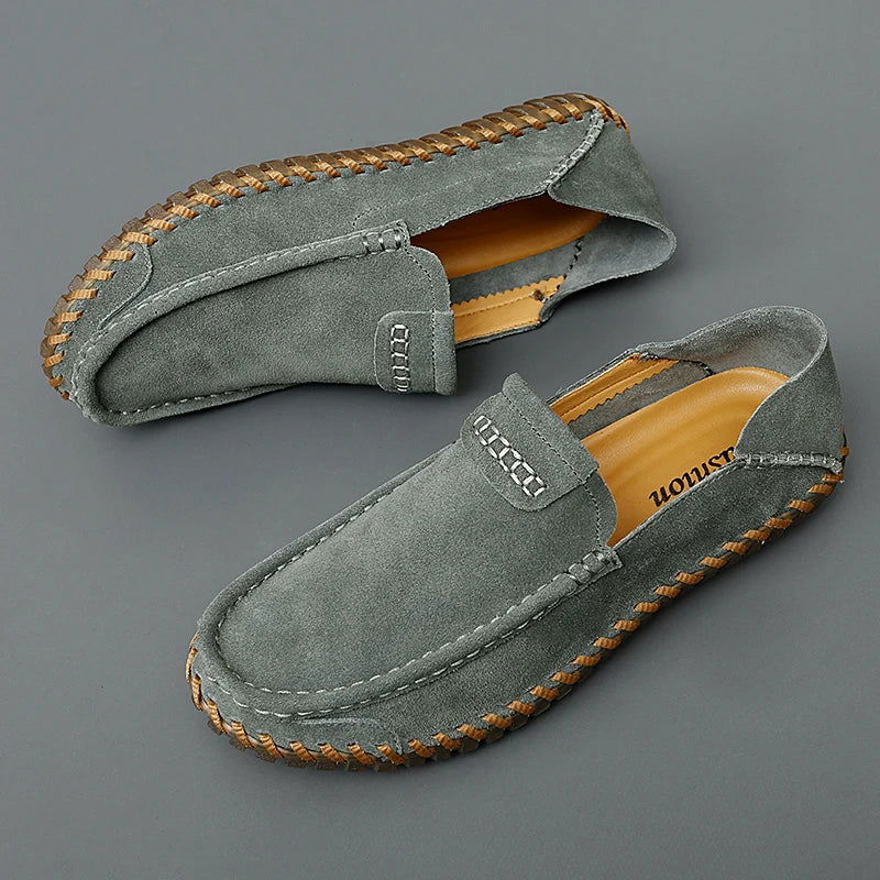 Vue de dessus des mocassins montrant la texture du daim