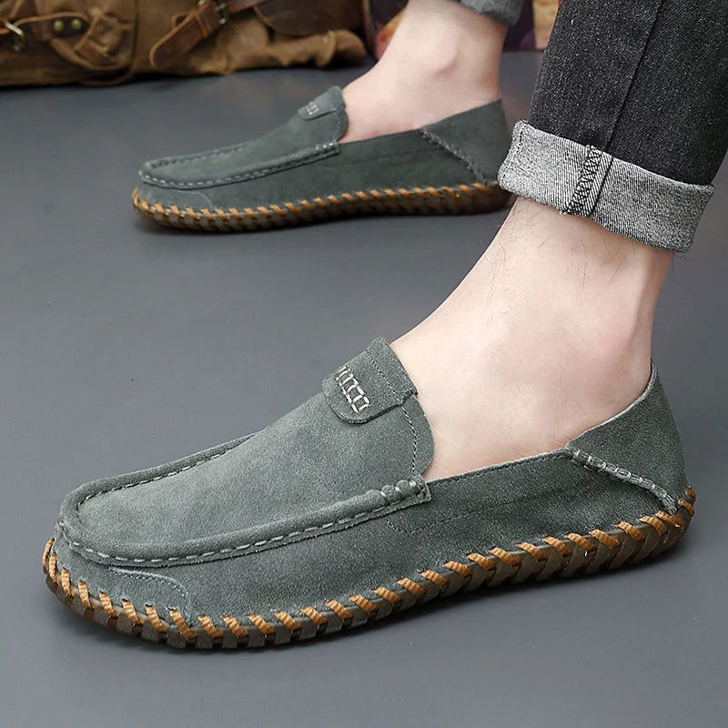 Détail des coutures artisanales sur le devant des mocassins
