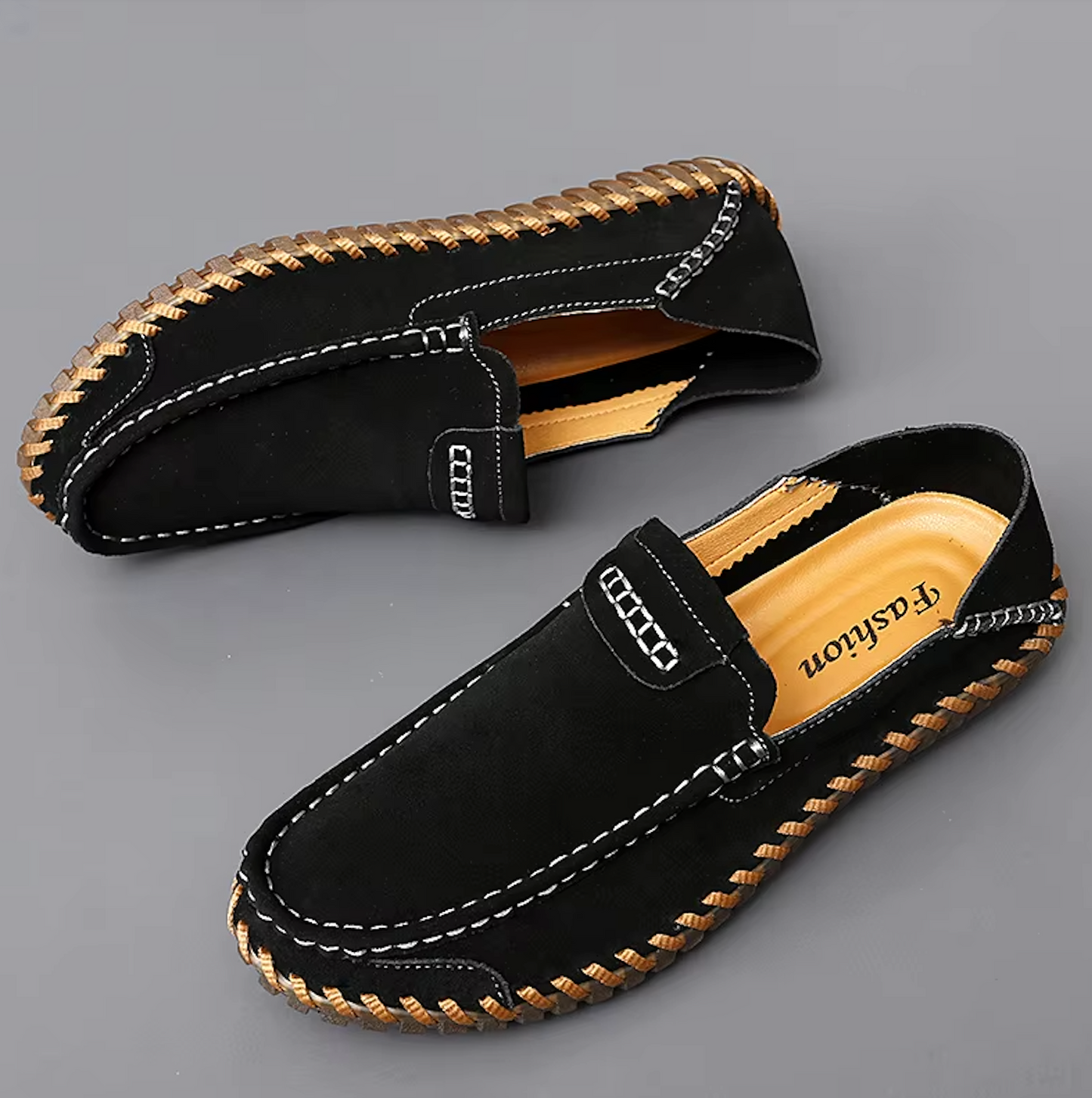 Vue rapprochée de la texture du daim sur le côté des mocassins