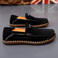 Détail de la couture sur le côté des mocassins en daim