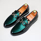 Mocassins enfilés, soulignant le style raffiné et chic