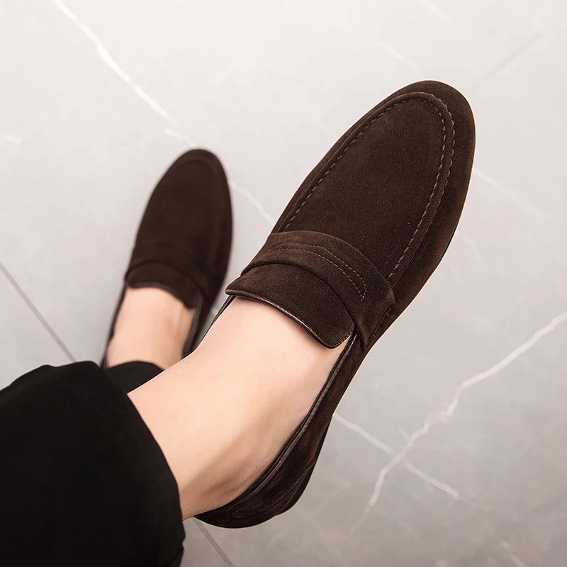Vue latérale des mocassins en daim sur fond blanc