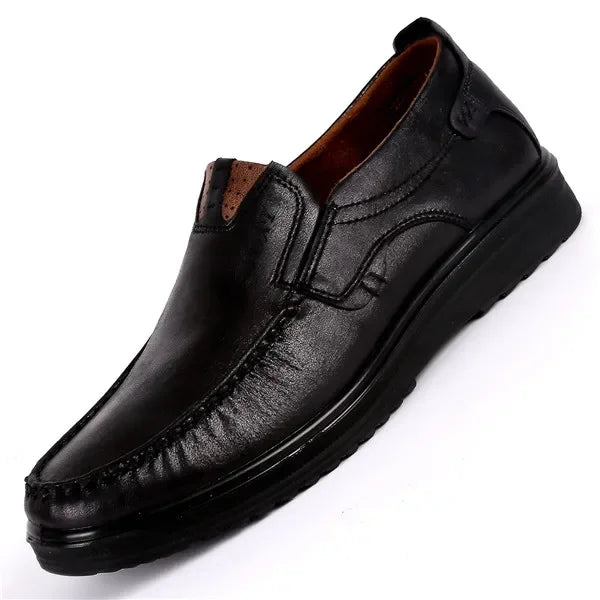 Gros plan sur le cuir véritable des mocassins