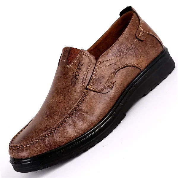 Vue de dessus des mocassins en cuir, faciles à enfiler