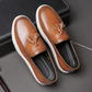Gros plan sur les pompons des mocassins en cuir