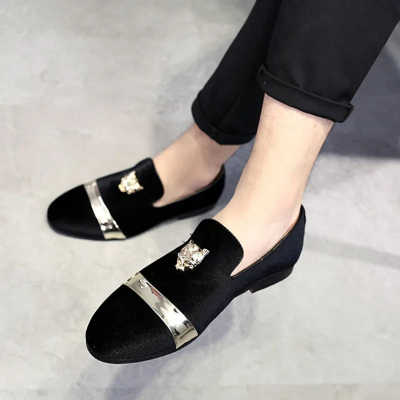 Mocassins en velours avec ornements métalliques sur le dessus