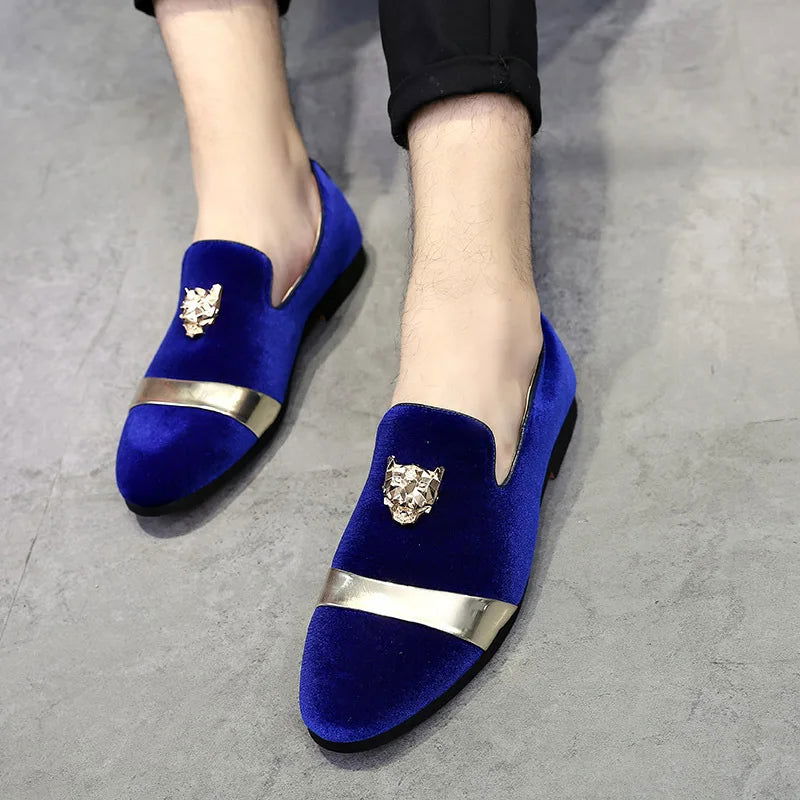 Détail du talon des mocassins en velours, finition soignée