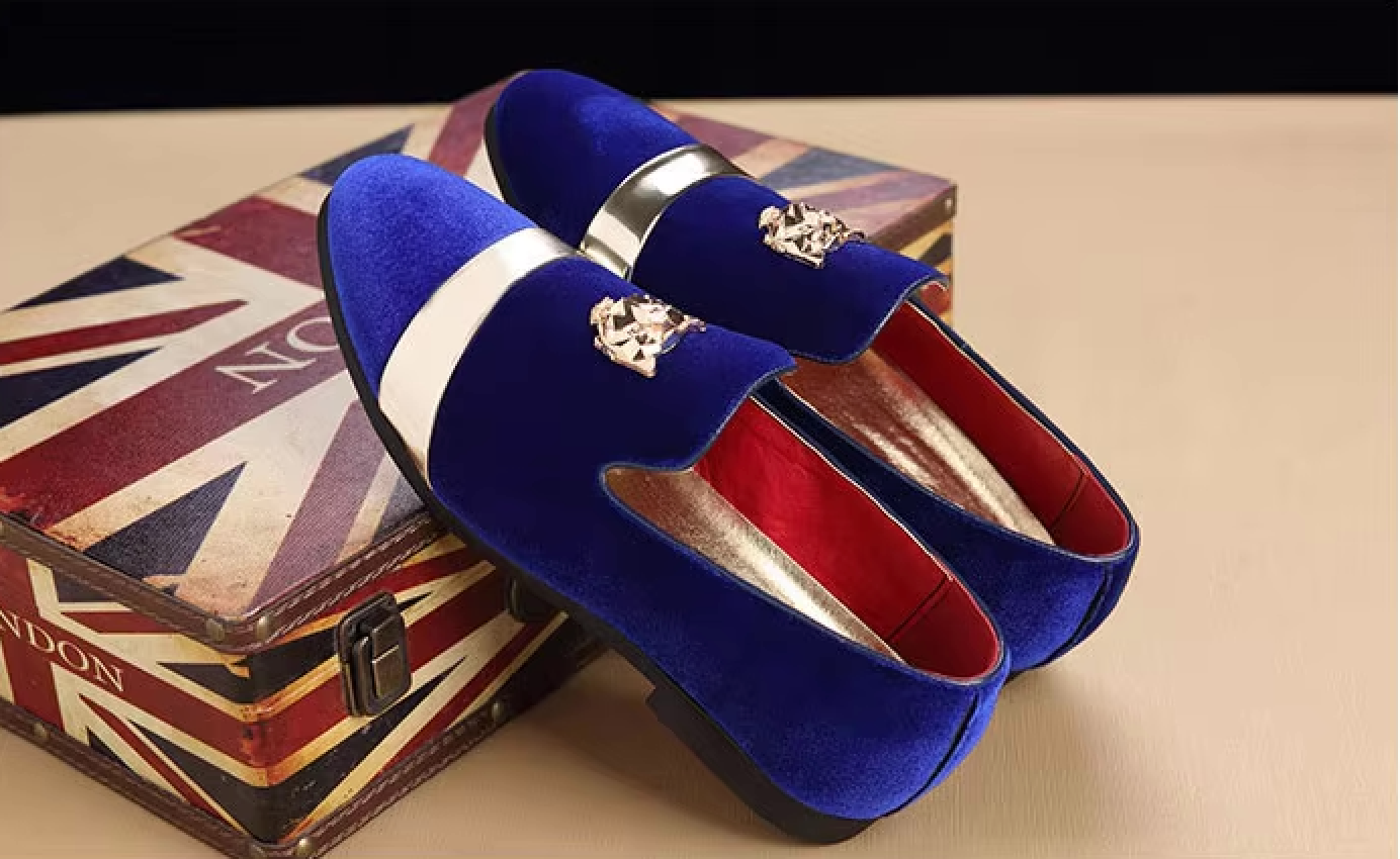 Gros plan sur la doublure respirante des mocassins en velours