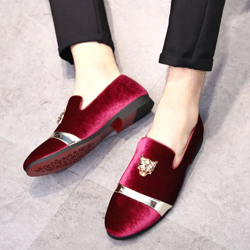 Détail des coutures fines sur les mocassins en velours