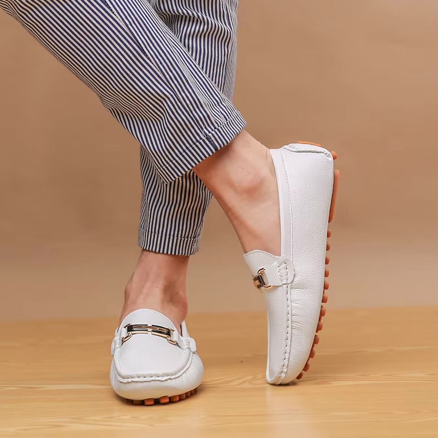 Vue latérale de mocassins en cuir, semelle antidérapante visible