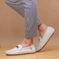 Gros plan sur le détail métallique élégant des mocassins