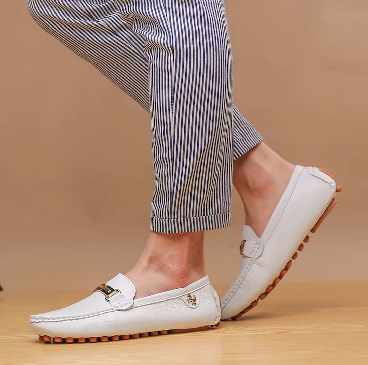 Gros plan sur le détail métallique élégant des mocassins