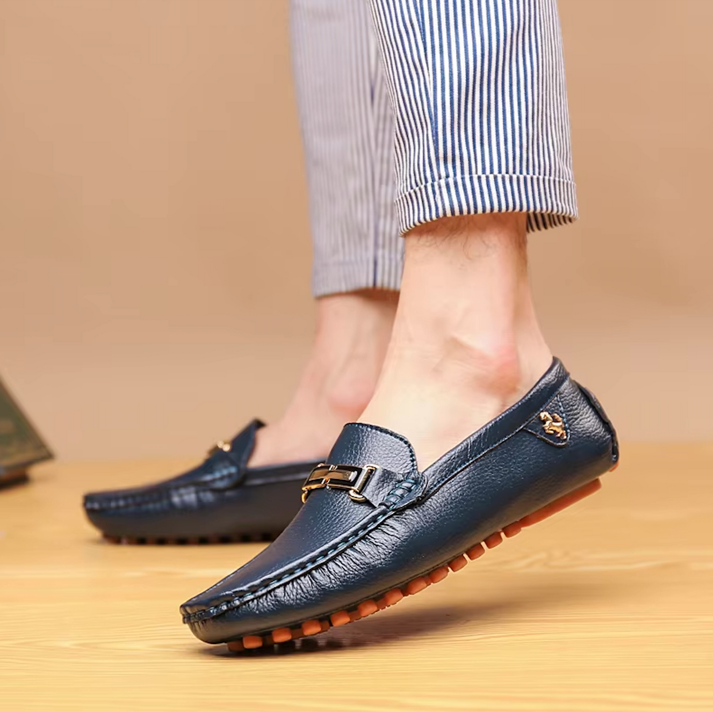 Mocassins en cuir, détail sur la souplesse de la semelle