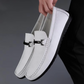 Détail du cuir véritable et couture des mocassins