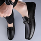 Vue rapprochée des coutures et du cuir des mocassins