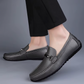 Vue d'ensemble des mocassins en cuir, design épuré
