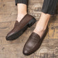 Vue latérale de mocassins en cuir grainé pour homme