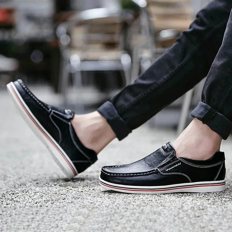 Mocassins en cuir marron avec coutures contrastées visibles