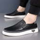 Mocassins en cuir marron avec semelle épaisse sur fond blanc