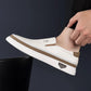 Gros plan sur le cuir texturé des mocassins pour homme