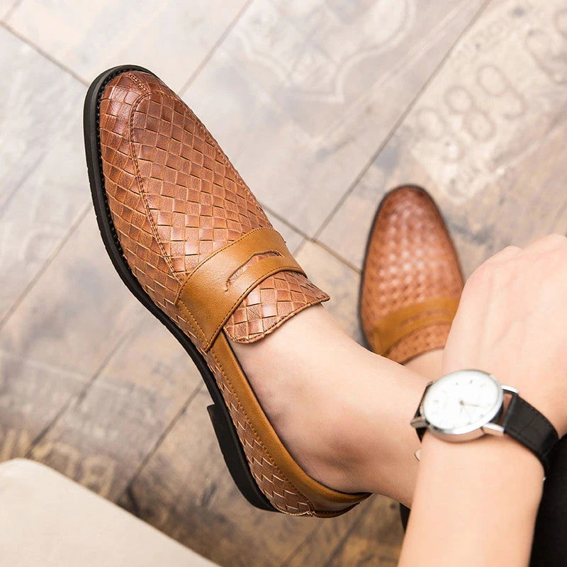 Détail du cuir tressé des mocassins, gros plan sur la texture