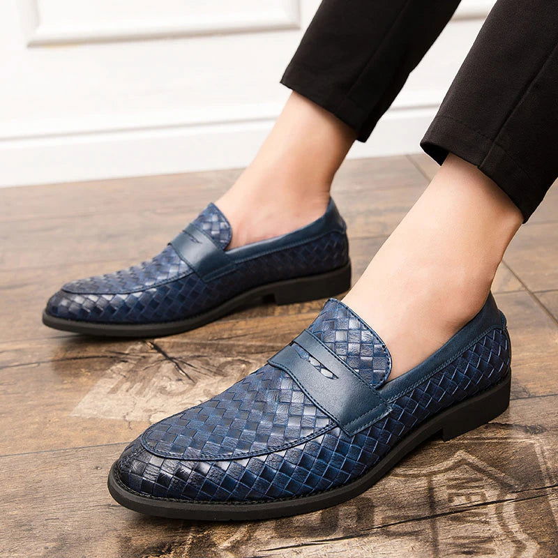 Vue de dessus des mocassins, mettant en valeur le design tissé