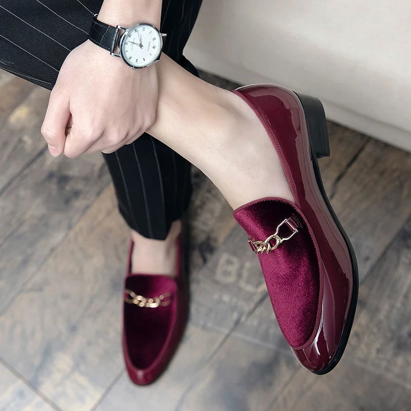 Mocassins en cuir verni avec détail doré sur le dessus
